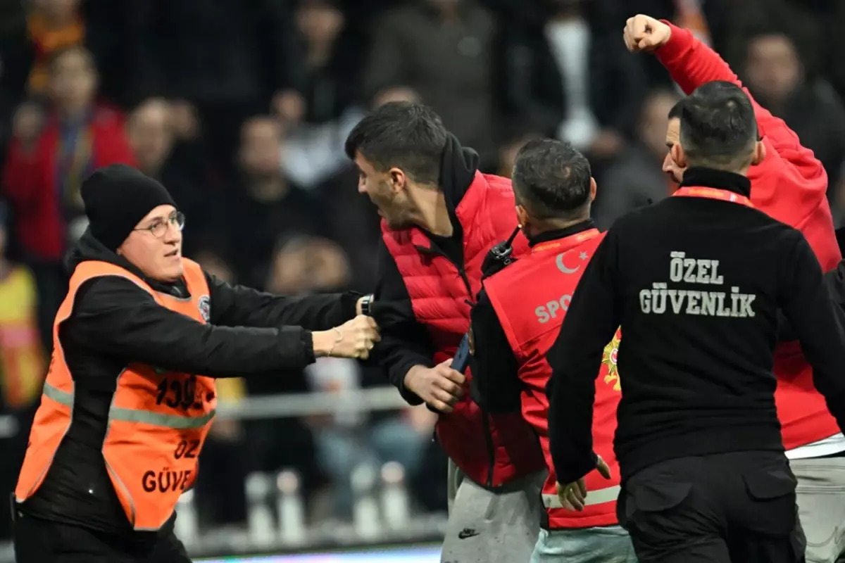 Muslera ile fotoğraf çektiren genci darp eden tribün lideri gözaltına alındı