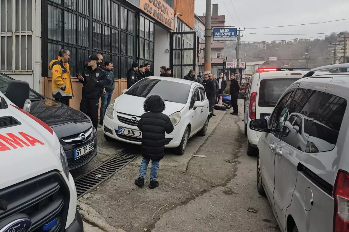 Esnafın şüphelendiği otomobilin içinden ceset çıktı