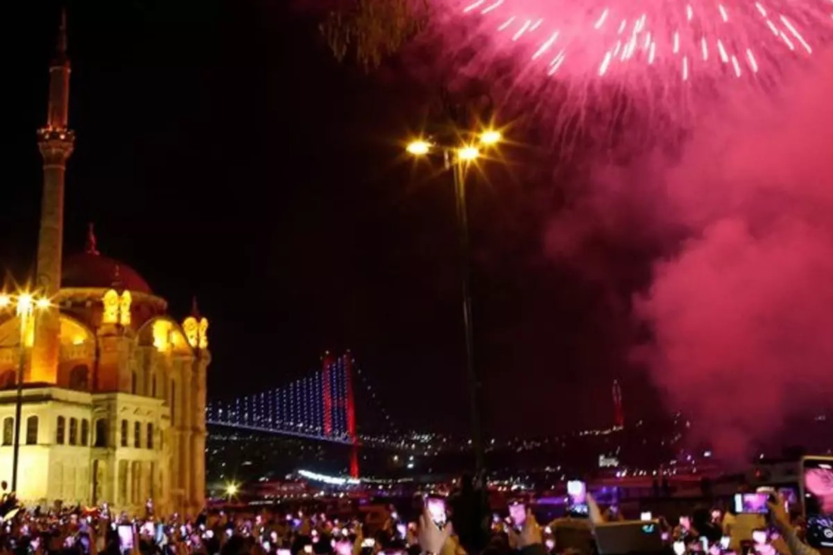 İstanbul’da yeni yıl havai fişeklerle karşılandı