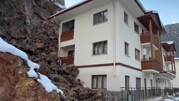 Artvin’de heyelan paniği! Taşlar eve doldu: Deprem oluyor sandık