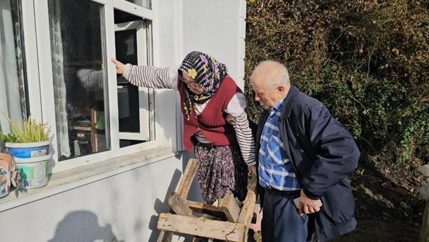 Zonguldak’ta heyelan evin girişini kapattı! Eve pencereden giriyorlar