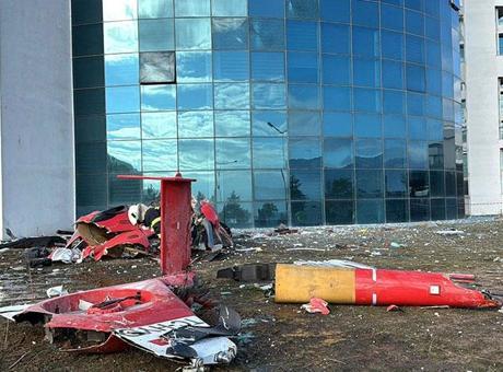 Yoğun sis nedeniyle hastaneye çarpan ambulans helikopter düştü! 4 ölü