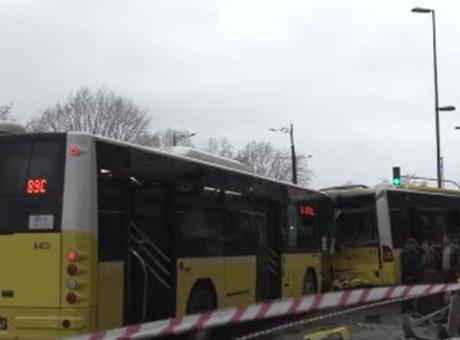 2 İETT otobüsü ve 3 otomobilin karıştığı kazada ortalık savaş alanına döndü