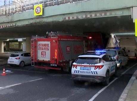 Bakırköy’de üst geçide sıkışan kamyonun sürücüsüne para cezası