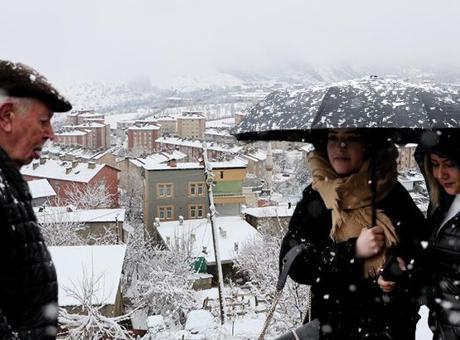 Meteoroloji uyarmıştı: Ülke genelinde yoğun kar! Eğitime kar engeli haberleri gelmeye başladı