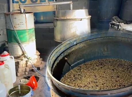 Evini imalathaneye çevirdi, 1050 litre sahte içki ile yakalandı! ‘Yılbaşında içecektim’