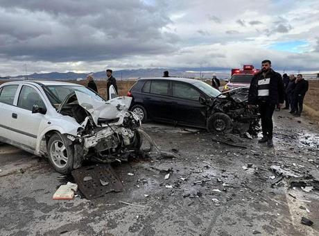 Otomobiller kafa kafaya çarpıştı! Karı- koca öldü, yaralılar var