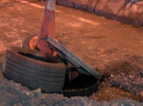 Güngören’de geçtiğimiz ay çöken yol yeniden çöktü! İş yerini su bastı