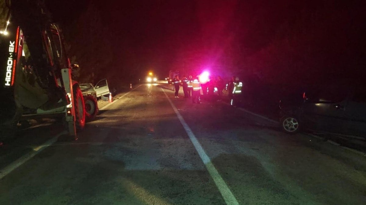 Çanakkale’de iki otomobil kafa kafaya çarpıştı! Feci kazada 1 ölü, 3 yaralı