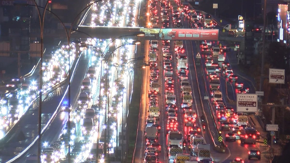 İstanbul’da trafik kilitlendi: Yoğunluk yüzde 89’u gördü