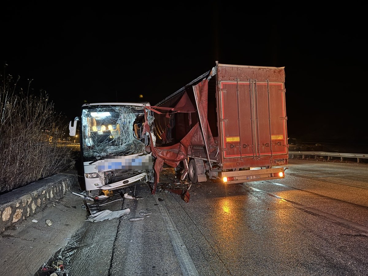 Afyonkarahisar’da tır ile yolcu otobüsü çarpıştı: Çok sayıda yaralı var