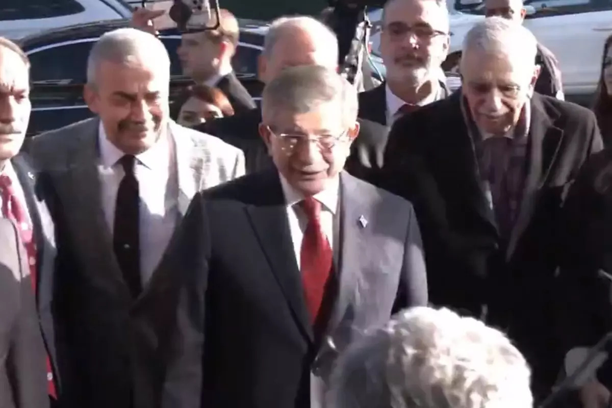 DEM Parti’nin İmralı heyetinden Gelecek Partisi’ne ziyaret! Davutoğlu kapıda karşıladı