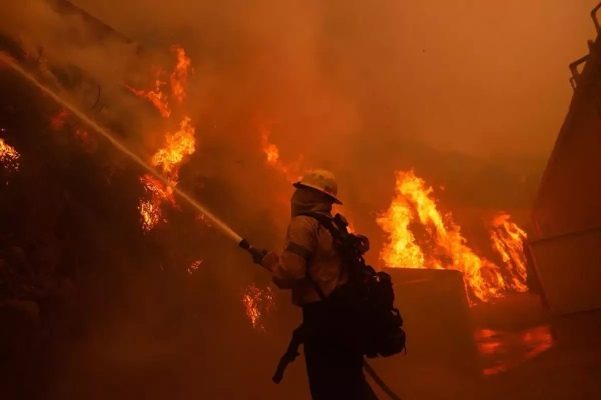 ABD’nin California eyaletinde korkutan yangın: 30 bin kişiye tahliye emri verildi