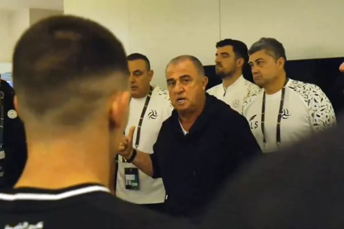 Bakışlara dikkat! Fatih Terim’in Suudi Arabistan’daki ilk motivasyon konuşmasına bakın