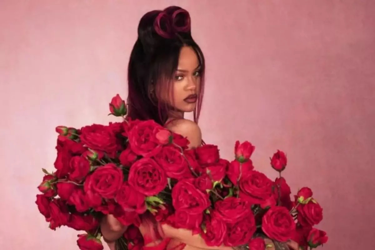 Rihanna, Sevgililer Günü’ne özel iç çamaşırlarıyla poz verdi!