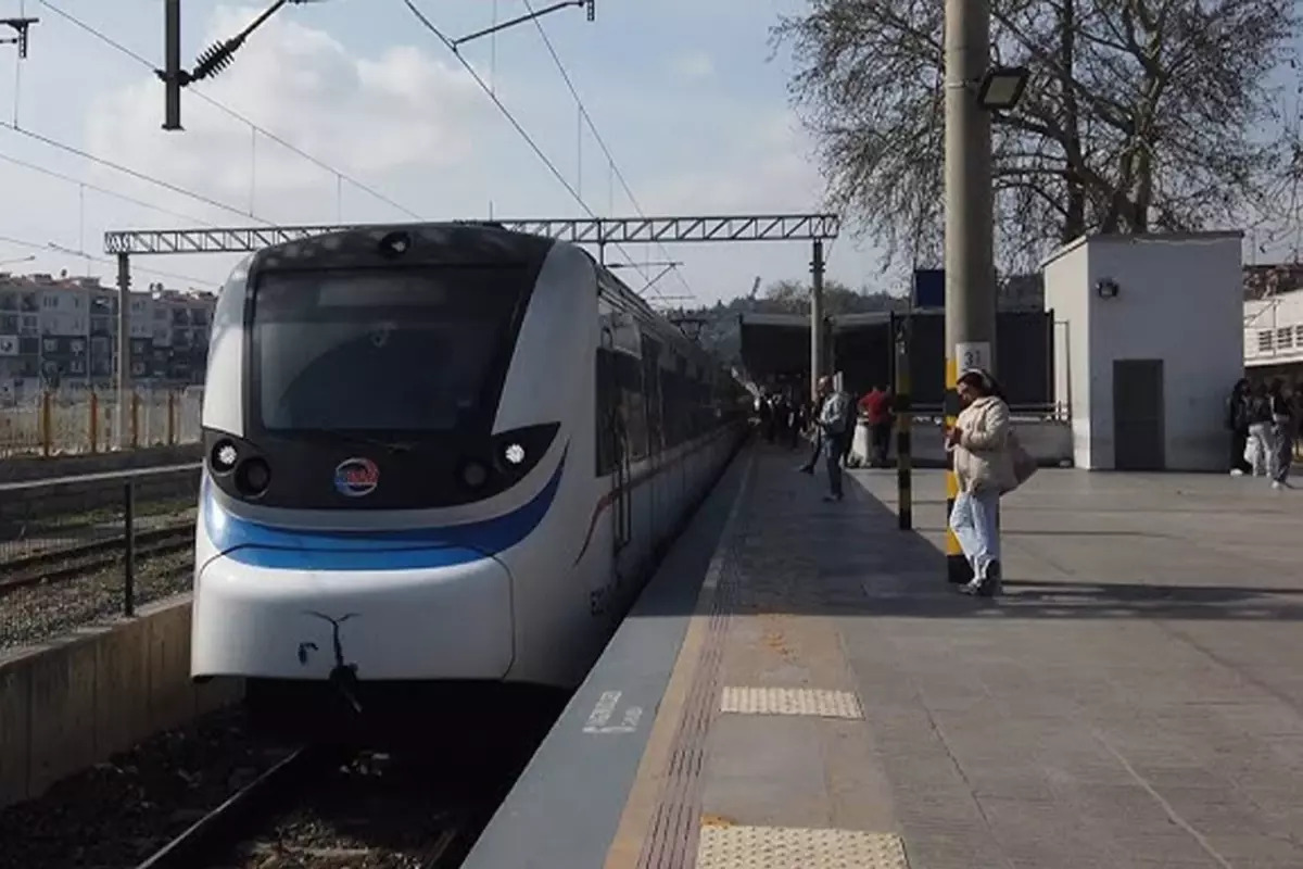 İzmir’de tren ile peron arasına düşen kişi hayatını kaybetti