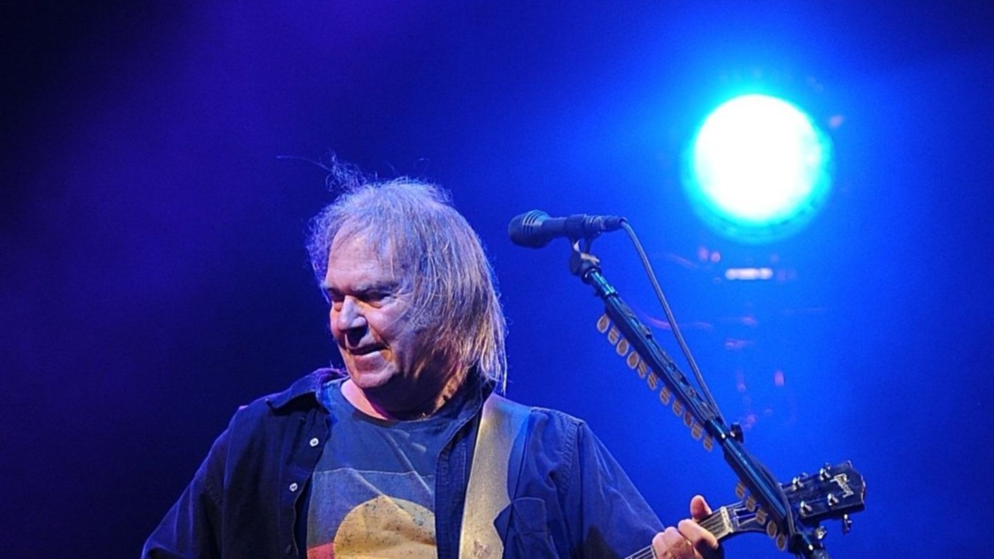 Neil Young fikrini değiştirdi: Glastonbury’nin iptalini geri çekti