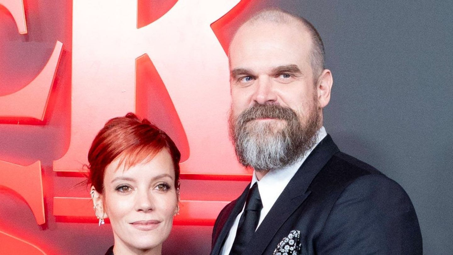 Lily Allen podcast’e ara veriyor: David Harbour basketbol oynarken kendini gösteriyor