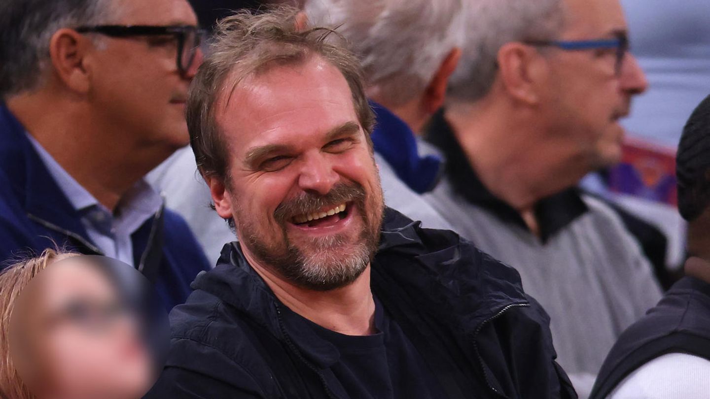 David Harbour: Harika bir atmosfer! David Harbour kriz söylentilerini gülümseyerek geçiştiriyor