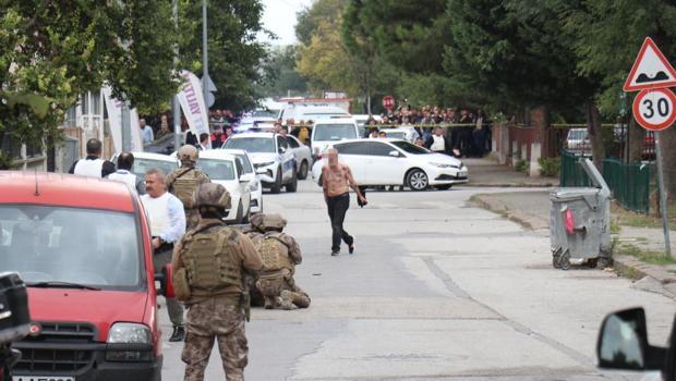 Sakarya’da vahşet: Eski polis, sevgilisini boğazından defalarca bıçakladı