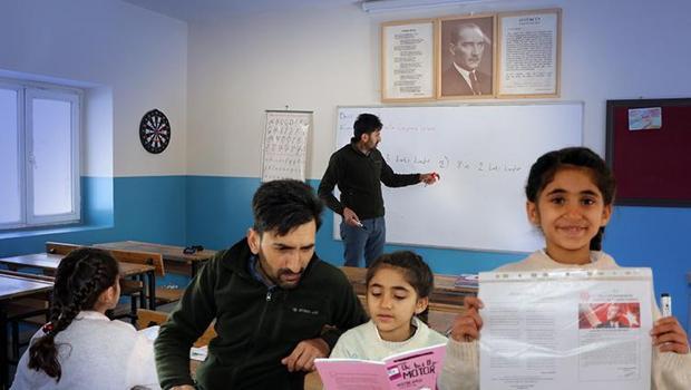 Okulun tek öğrencisi olan Hasret karnesini aldı | Öğretmeni tarafından evinden alınıp evine bırakılıyor…