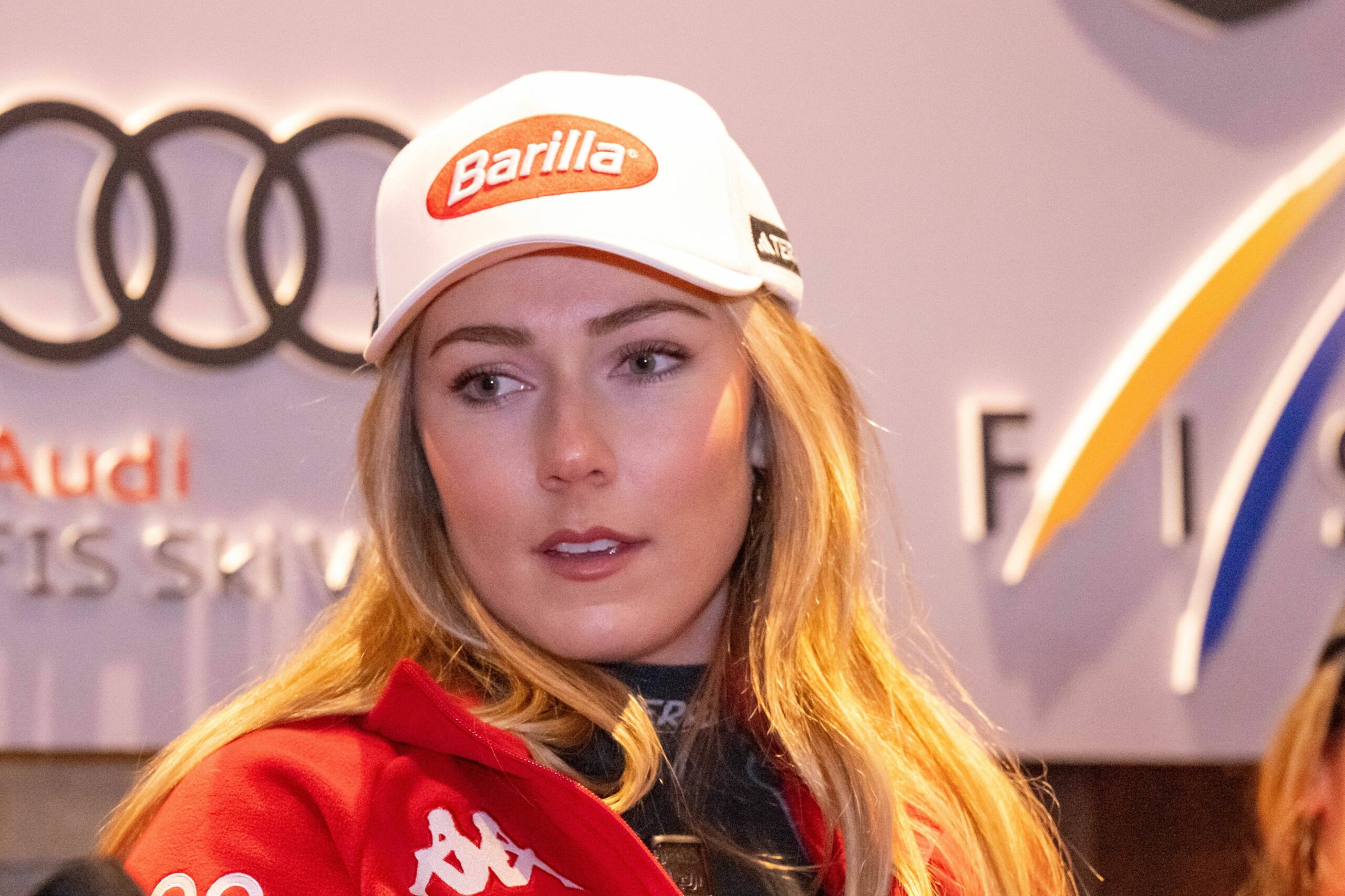 Mikaela Shiffrin kayaklarını çıkarabilir