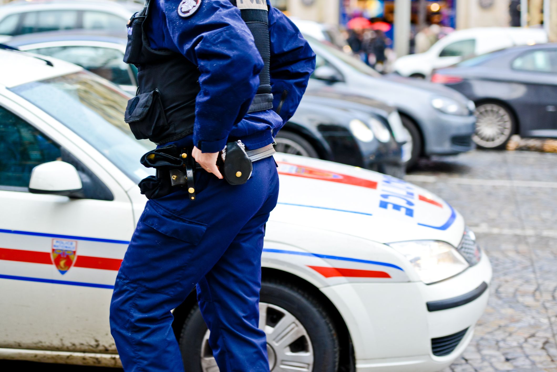 Polis memuru kelepçeli adamı döverek öldürdüğü için yargılanıyor