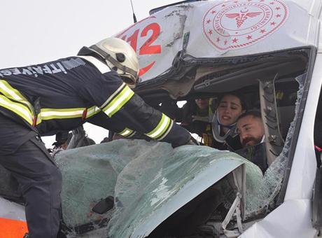 Erzurum’da can pazarı! Ambulans, TIR’a çarptı: 3 sağlıkçı yaralandı