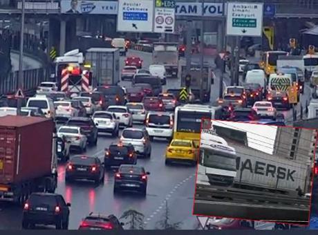 Esenyurt’ta TIR bariyerlere çarptı! Avcılar istikametine trafik durdu