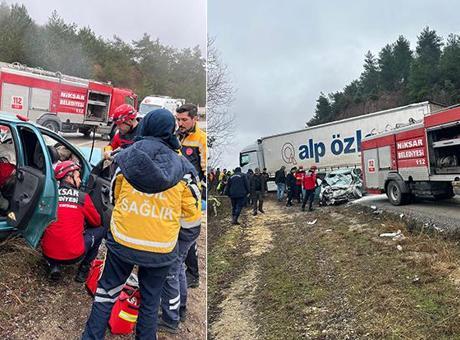 Tokat’ta feci kaza! Otomobil ile TIR çarpıştı: 2 ölü, 1 yaralı