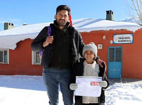 Okulun tek öğrencisi karnesini aldı! ‘Doktor olmak istiyorum’