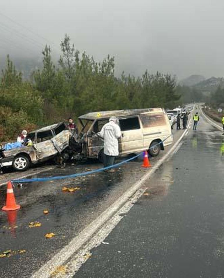 İzmir’de panelvanla çarpışan otomobil alev aldı! Sürücü öldü, 3 kişi yaralandı