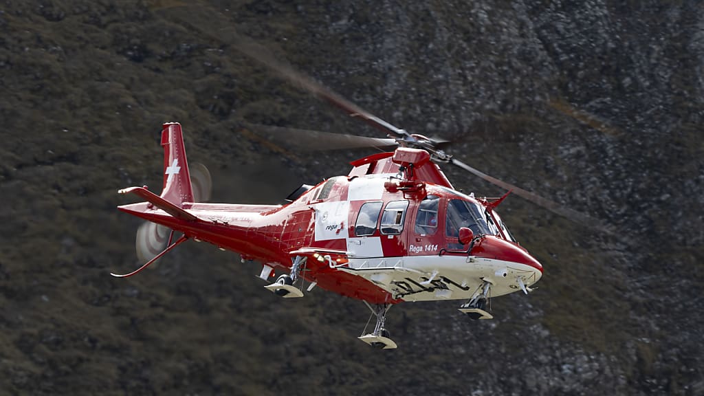 Kurtarma helikopteriyle hastaneye kaldırıldı: Krattigen BE’de önden çarpışmada iki kişi ağır yaralandı