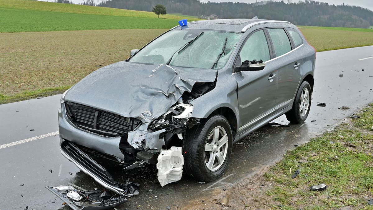 Altbüron LU yakınında ciddi kaza: Altbüron LU’da şiddetli önden çarpışma – motosiklet sürücüsü (18) hayati tehlikesi olacak şekilde yaralandı