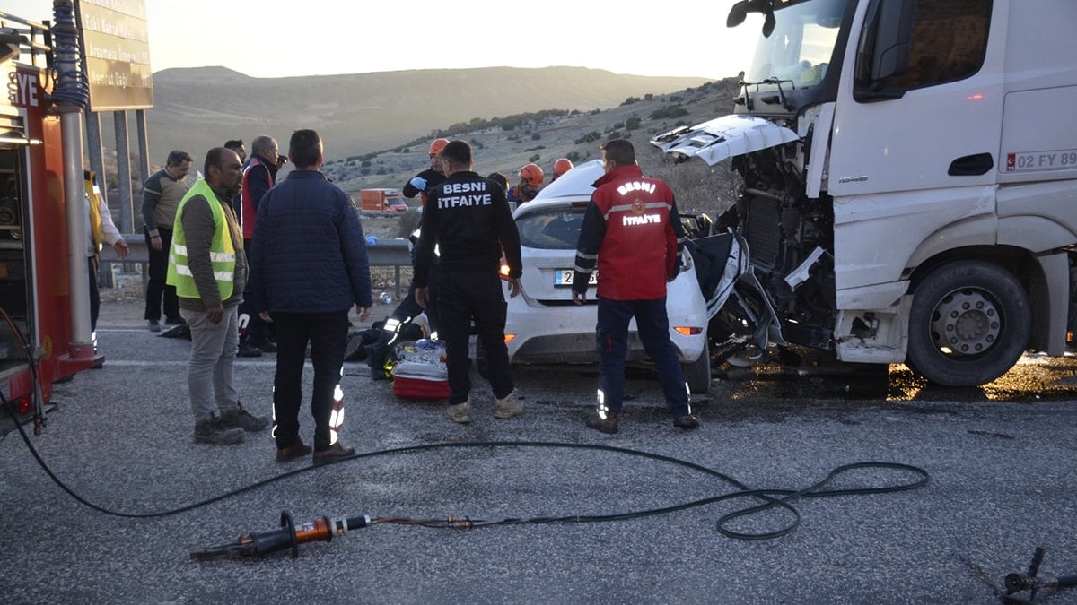 Akaryakıt tankeri ile otomobil çarpıştı: 3 ölü, 4 yaralı