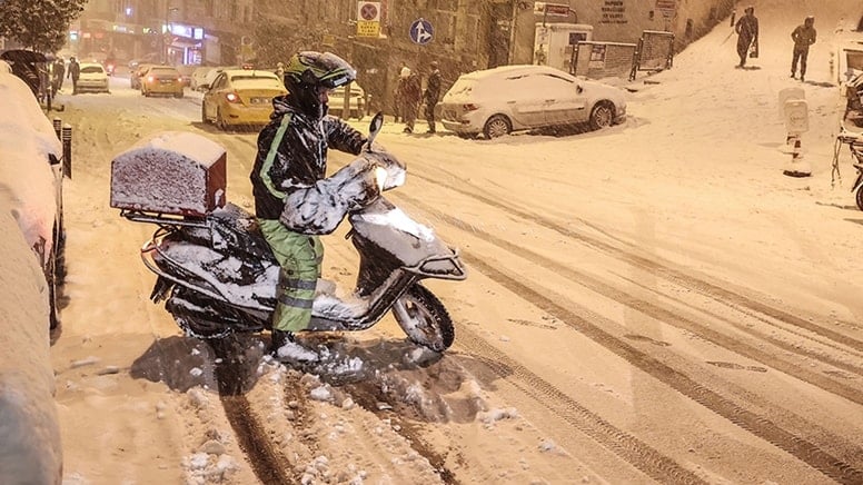 Edirne’de kar etkili oldu, motokuryelerin trafiğe çıkışı yasaklandı