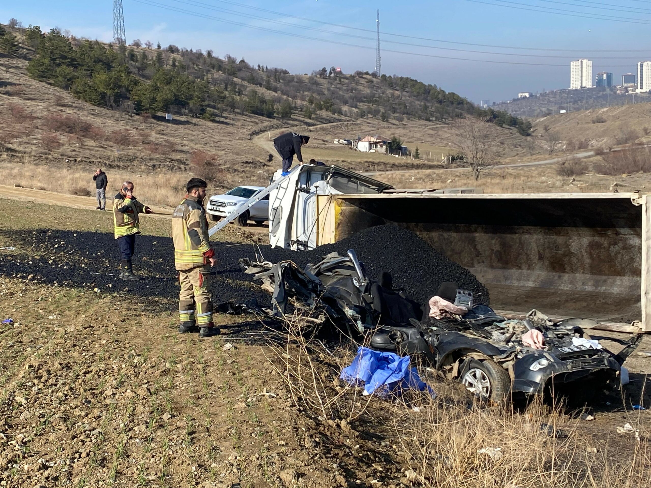 Zift yüklü kamyon kaza yaptı: 3 belediye personeli öldü